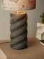 Brązowa ceramiczna lampa stołowa boho Moma