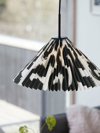 Papierowa plisowana lampa Polly czarnobiała