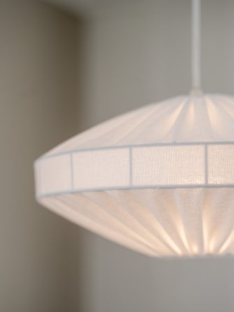 Biała wisząca lampa sufitowa Edith 38 cm