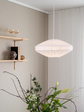 Biała wisząca lampa abażurowa Edith 50 cm
